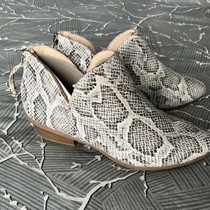 Kenneth Cole Reaction Snakeskin Booties size 8 Brand New, No Box